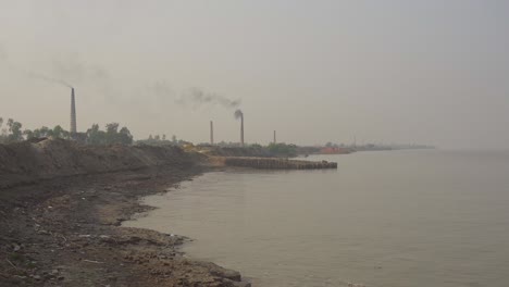 la industria del ladrillo es una de las diversas industrias desarrolladas en las orillas del ganges.