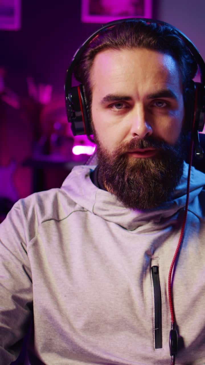 Giocatore di video verticali che prende a pugni la scrivania dopo essere stato sconfitto da un nemico in un torneo di videogiochi online