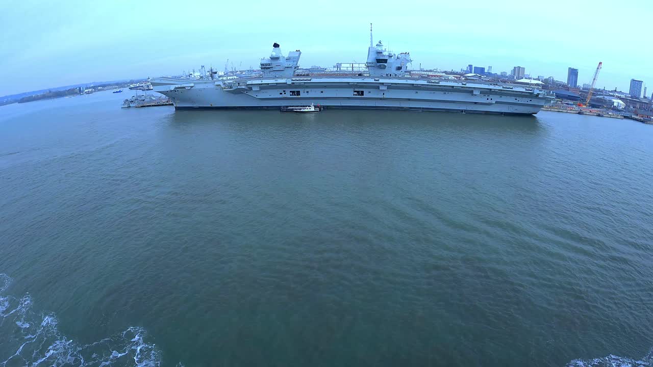 Corazzata in porto su mare calmo.