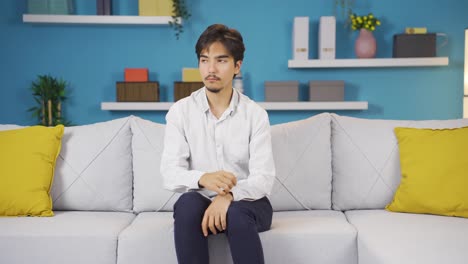 심리적 문제를 가진 남자가 집에서 혼자 있습니다.