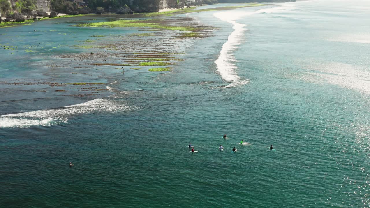 화창한 날 울루와투 절벽에서 빙인의 서핑 장소