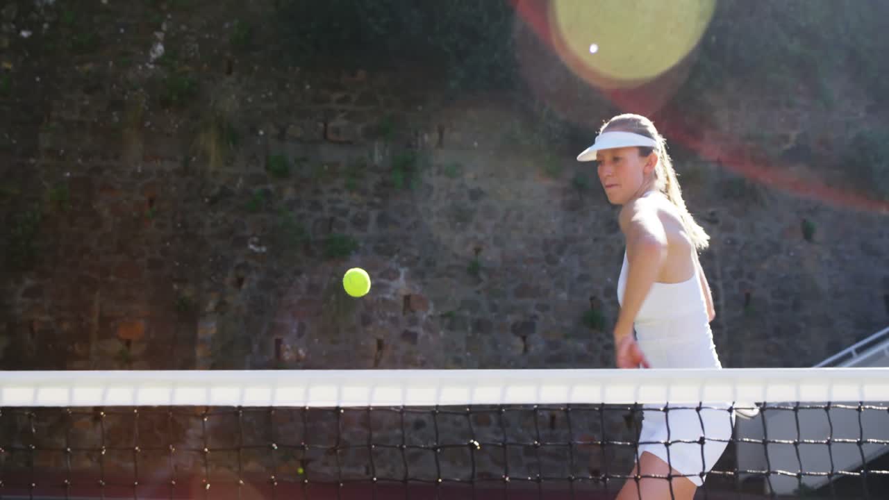 테니스 를 하는 활동적 인 스포츠 선수