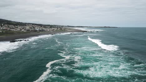 Vista-Aérea-De-Las-Olas-De-Pichilemu-En-Un-Día-Nublado