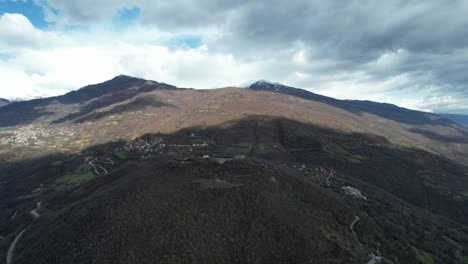 Pueblos-En-La-Cima-De-La-Montaña