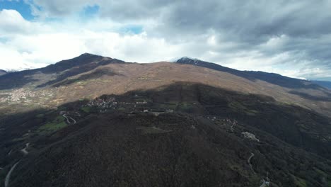 pueblos en la cima de la montaña