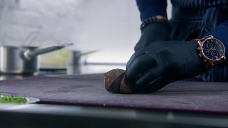 zoom de un cocinero masculino cortando un filete asado