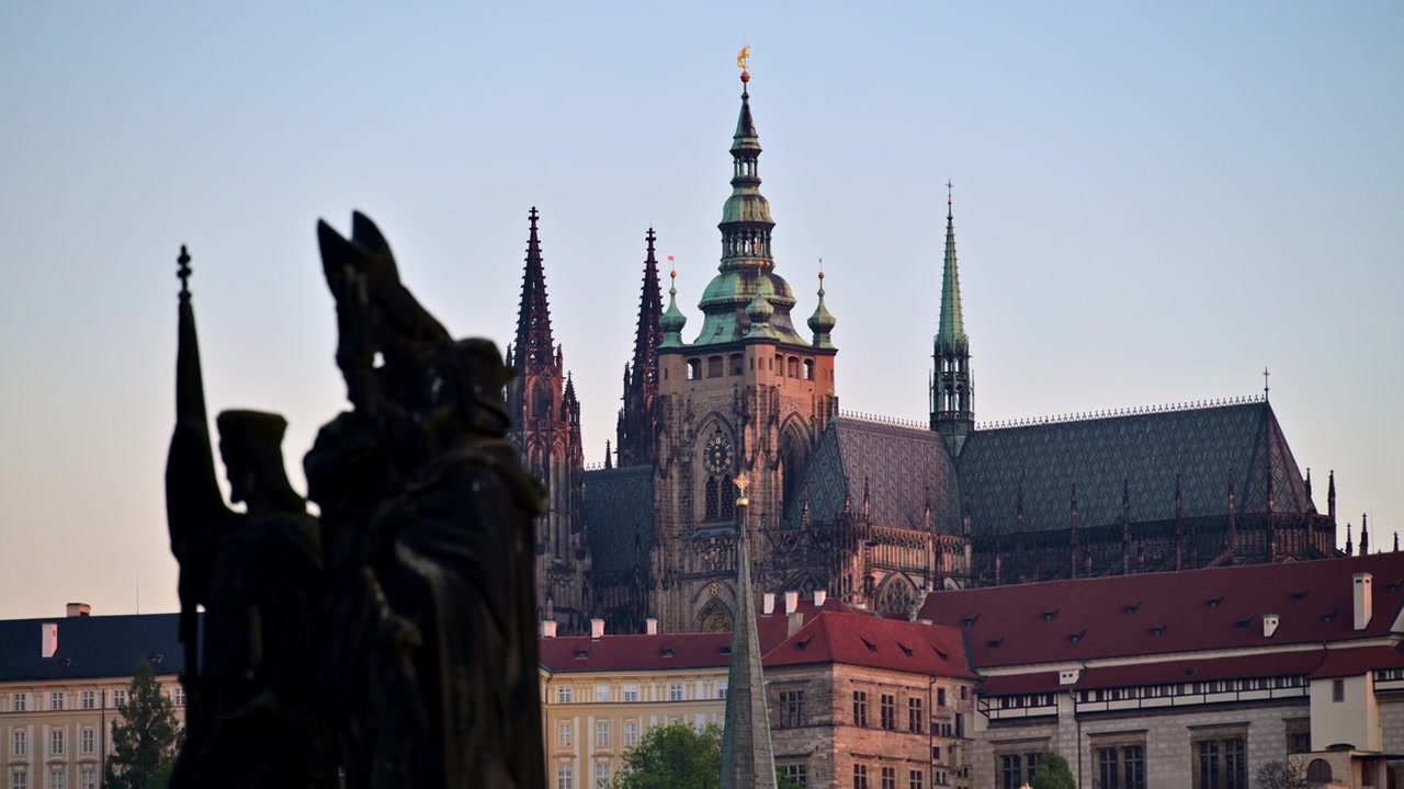 Cattedrale di San Vito e Castello di Praga all'alba dietro un gruppo statuario barocco in silhouette sul Ponte Carlo, Praga, Repubblica Ceca