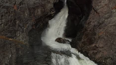 Drohnenaufnahmen-Vom-Wunderschönen-Wasserfall-Månafossen-In-Norwegen-5