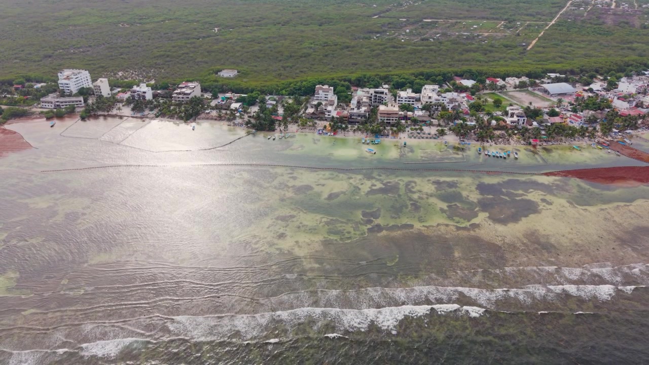 Paesaggio da drone della bellezza costiera e dei colori marini di Mahahual.