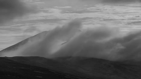 lapso de tiempo de la niebla rodando sobre las colinas en el condado de donegal en irlanda