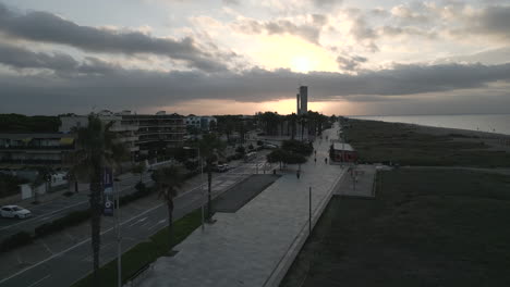 Toma-De-Drone-De-Puesta-De-Sol-Frente-A-La-Playa-En-Barcelona,-España