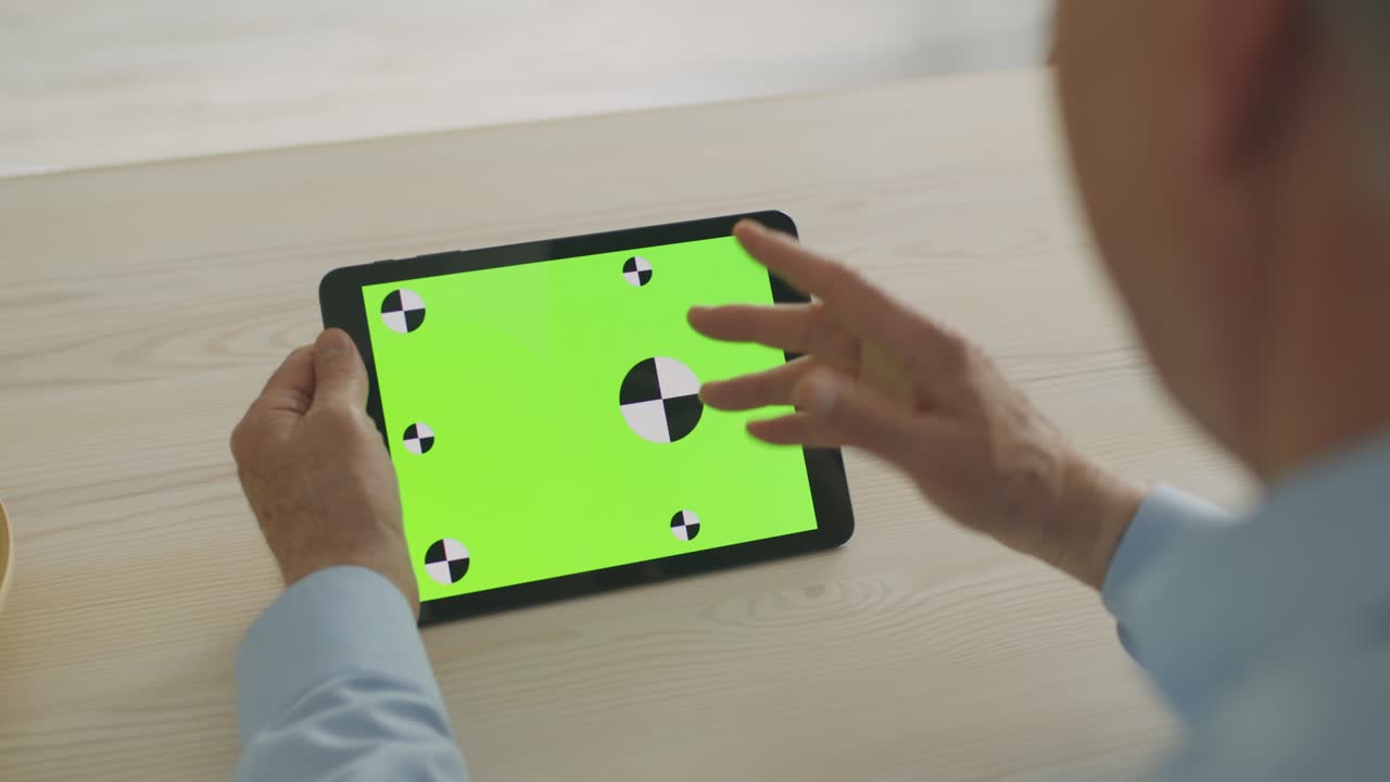 온라인 커뮤니케이션: 가족과 비디오 채팅하는 고위급 남성, 크로마 키 스크린을 가진 디지털 태블릿에 손을 흔들고, 모