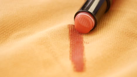 muestra de lápiz labial de color coral naranja