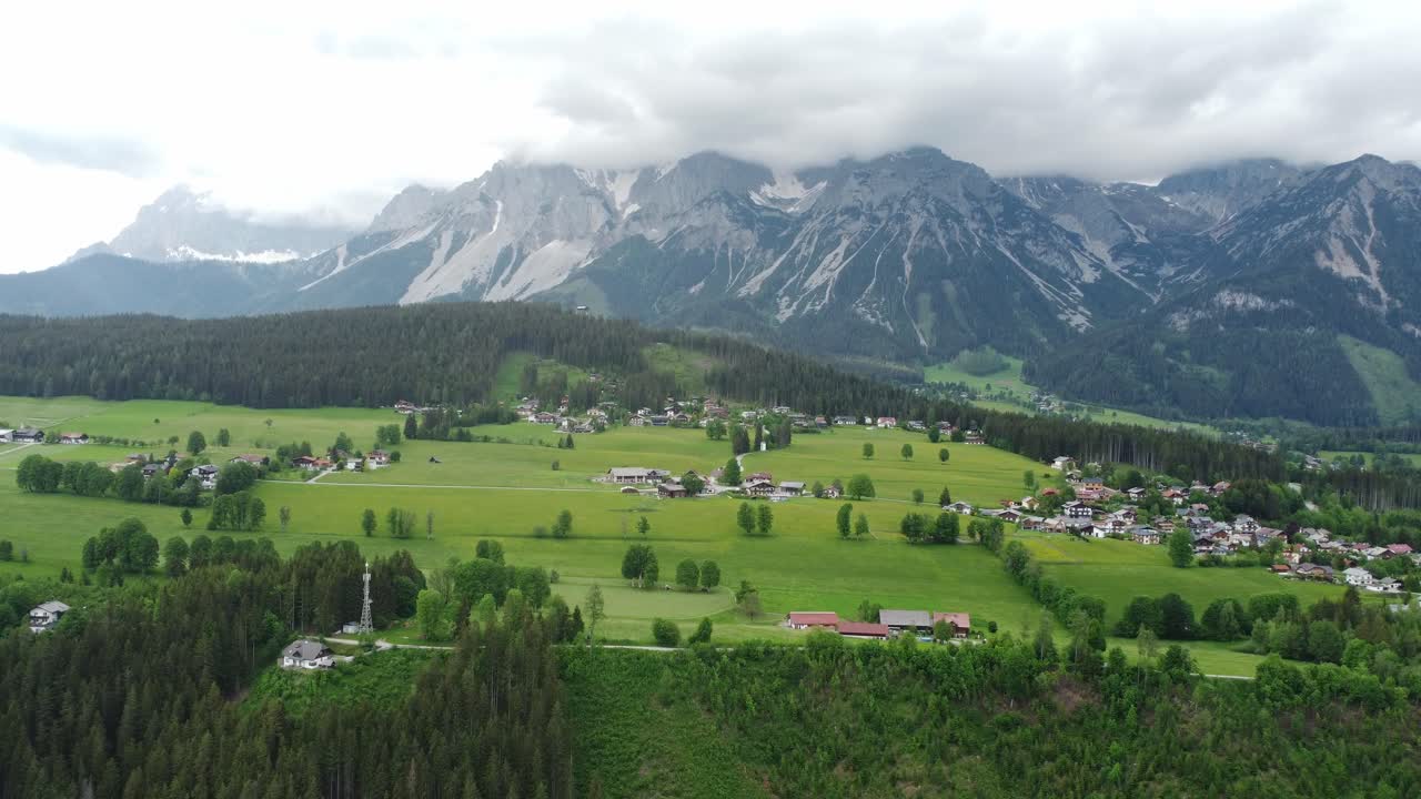 fotografía de un dron de 4k de la hermosa ramsau am dachstein, estiria, austria