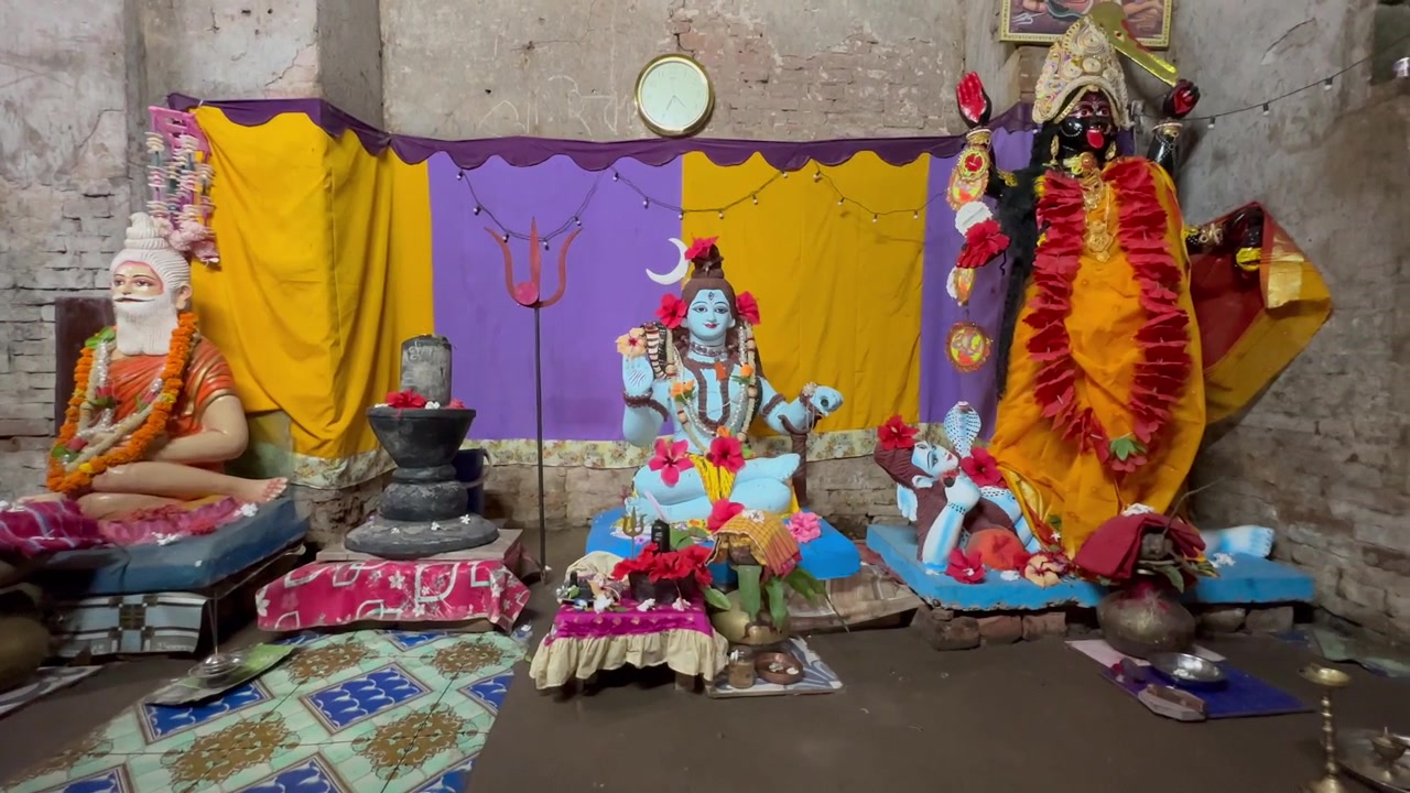 Panoramica a destra della vista interna del Tempio di Shiva Chanchra nel distretto di Jessore, Bangladesh