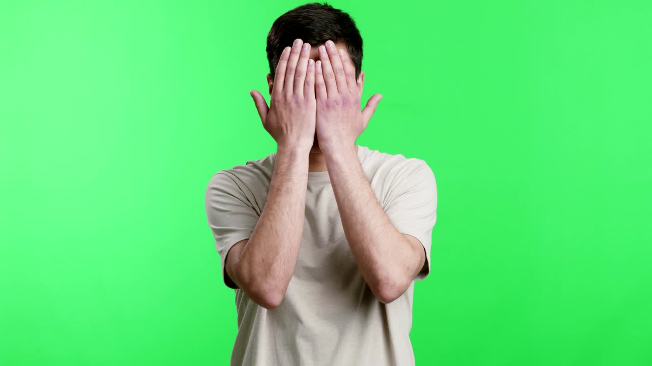 세 명의 현명한 원이의 몸짓을 보여주는 젊은 남자