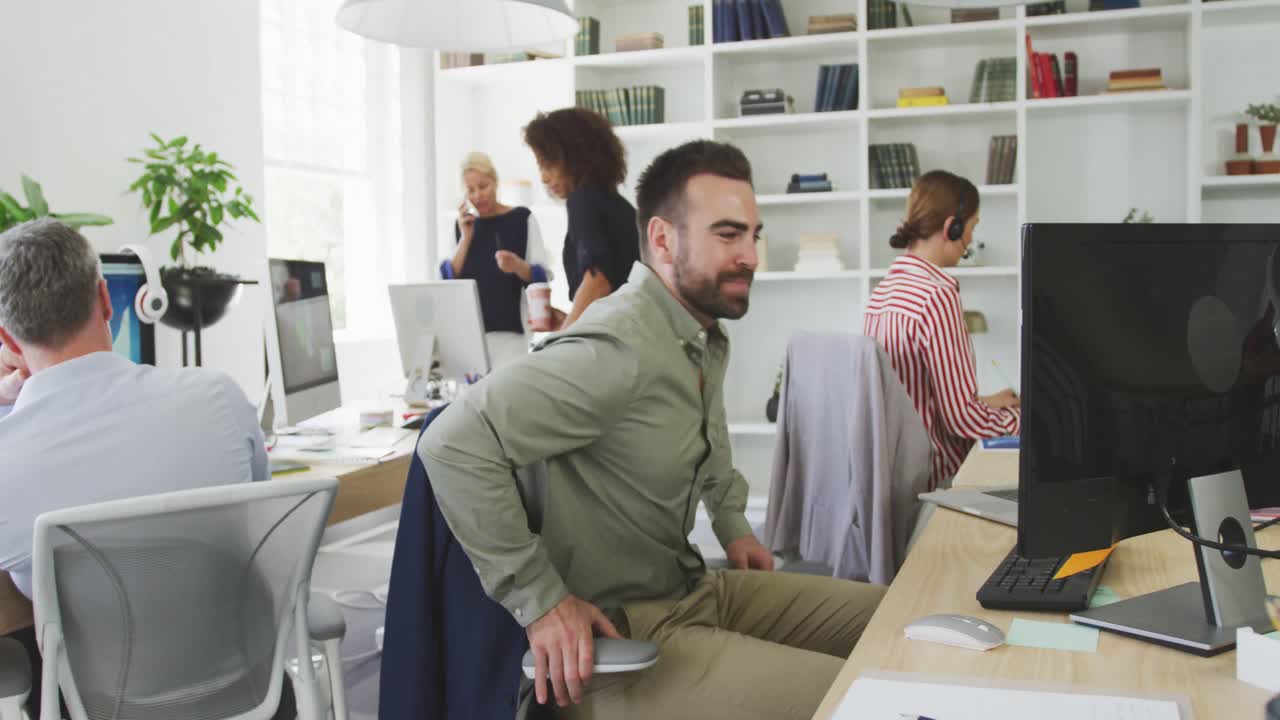 деловые коллеги, работающие в офисе