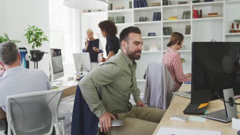 compañeros de trabajo que trabajan en la oficina