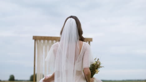 groom and bride in an autumn field