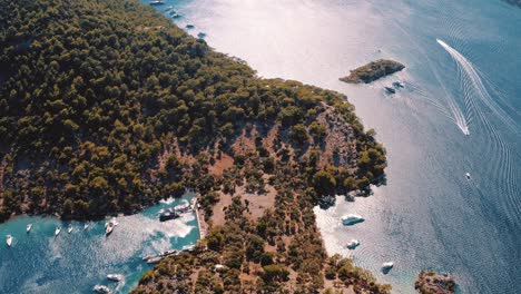 drone aéreo volando sobre el mar mediterráneo con veleros, yates en la laguna de la bahía