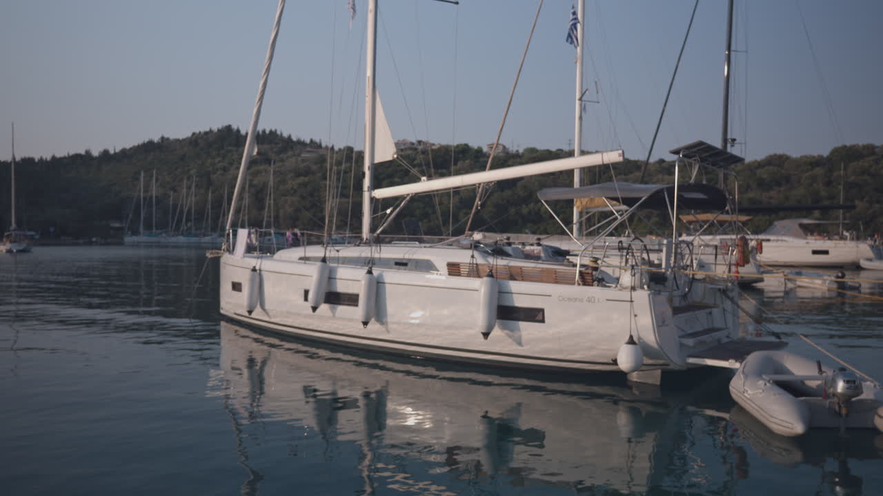 Vista da uno yacht in mare a Lefkada, Grecia.