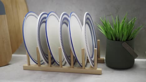 pila de placas en un estante de madera en una cocina