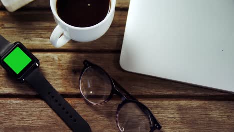 organizador, café negro, reloj inteligente, gafas y portátil 4k