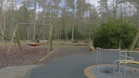 Einsamkeitskonzept-Leerer-Kinderspielplatz-Im-Herbst-Landschaft-öffentlicher-Park-Wald