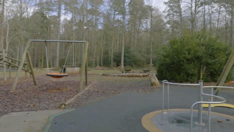 concepto de soledad parque infantil vacío en otoño campo parque público bosque