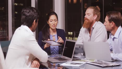 gente de negocios discutiendo sobre una tableta digital