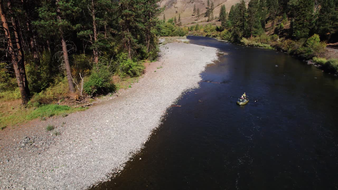 Ripresa con drone di una coppia che fa rafting lungo il fiume Grande Ronde in Oregon