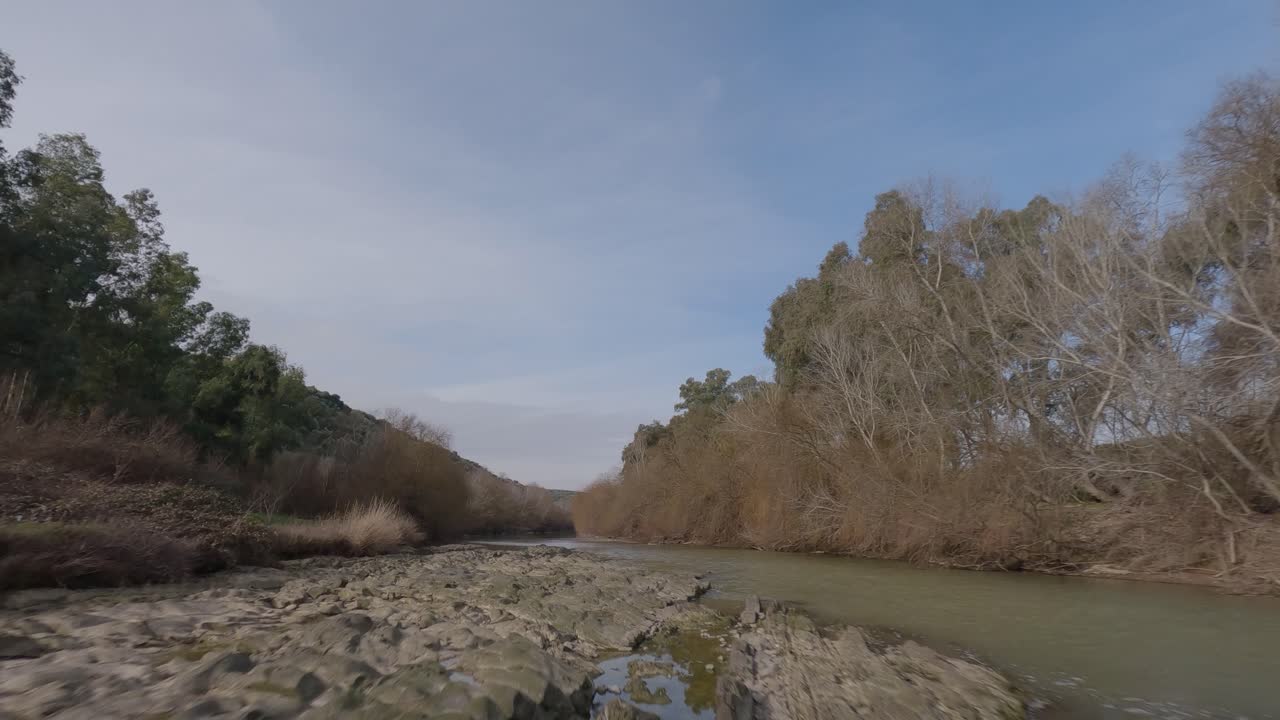 el río guadalquivir en españa fluye lentamente en la primavera en esta toma de avión no tripulado de bajo vuelo