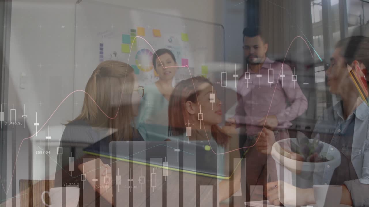 animación del procesamiento de datos financieros sobre diversas personas de negocios que usan computadoras portátiles