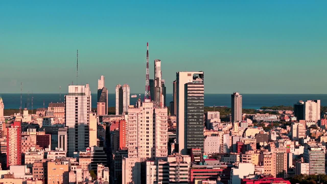 Veduta sopraelevata dello skyline di Buenos Aires all'ora d'oro, che mostra grattacieli moderni, architettura urbana densa e l'orizzonte del Rio de la Plata in Argentina.