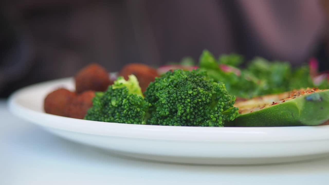 Pasto sano con broccoli e polpette