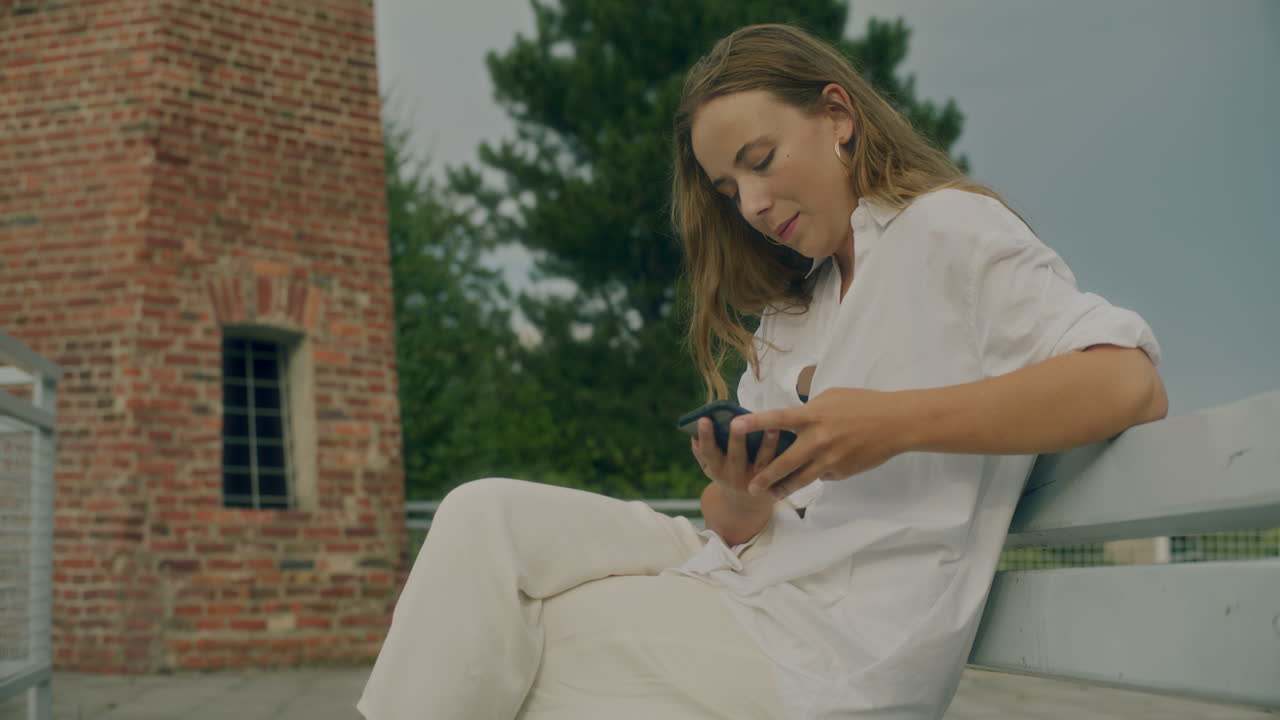 Kvinne blar gjennom sosiale medier på smarttelefon