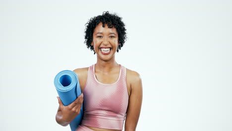 Sonrisa-Facial,-Estera-De-Yoga-Y-Mujer-En-Estudio-Aislado