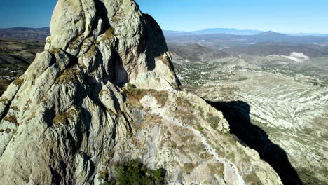 toma aerea de pena de bernal en queretaro