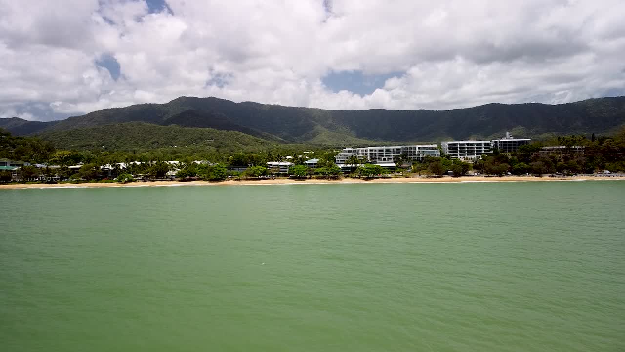 트리니티 해변 해안선을 향해 바다 위의 공중 인형