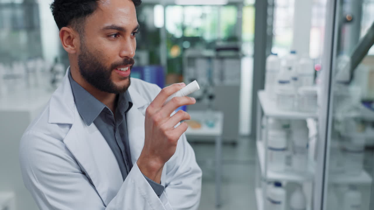 Scienziato che studia la sintesi dell'aspirina in laboratorio