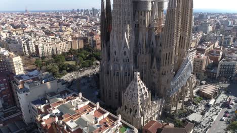 iglesia de la sagrada familia y ciudad de barcelona