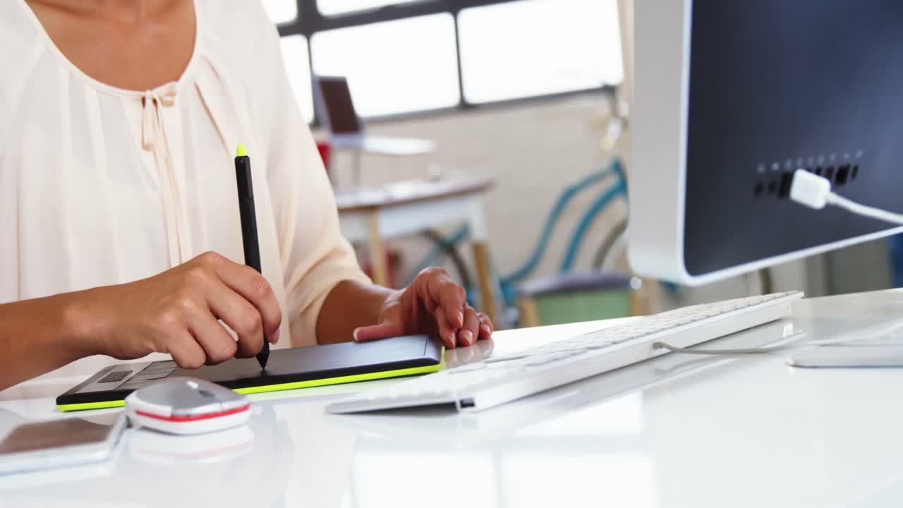 diseñador gráfico que utiliza una tableta gráfica