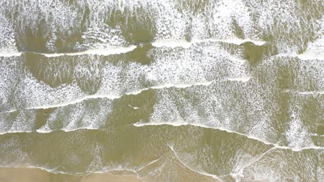 Olas,-Playa,-Arena-Y-Movimiento-De-Agua-En-Una-Playa-Desierta