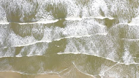 olas, playa, arena y movimiento de agua en una playa desierta