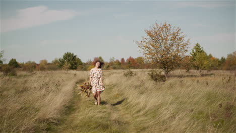 mujer caminando en un prado en verano al aire libre 1