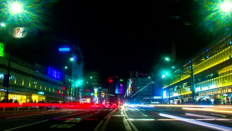 lapso nocturno cerca de la estación en shinjuku lado sur ángulo bajo zoom out