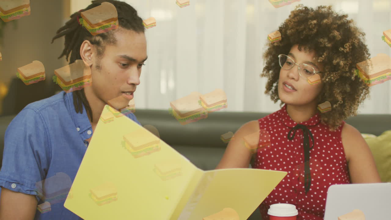 animación de iconos de sándwich sobre diversas personas de negocios hablando