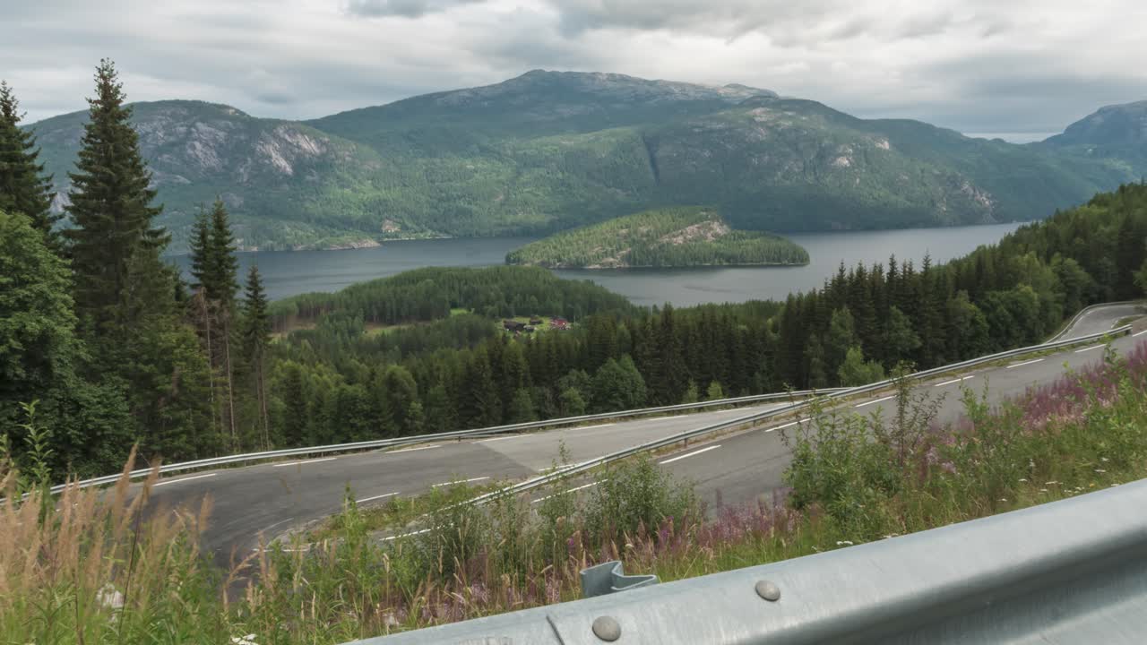 lapso de tiempo: coches circulando por una espectacular horquilla de carretera de montaña