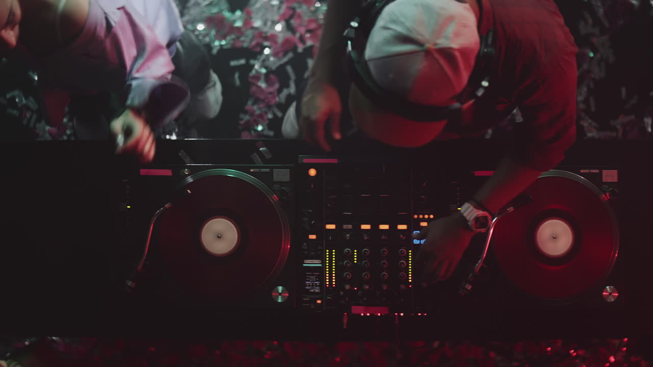 DJ tocando música en una fiesta