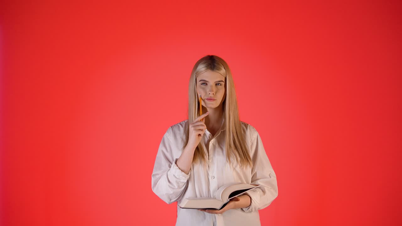 pensativa insegura dudosa joven rubia con el gesto de encoger los hombros, retrato de estudio